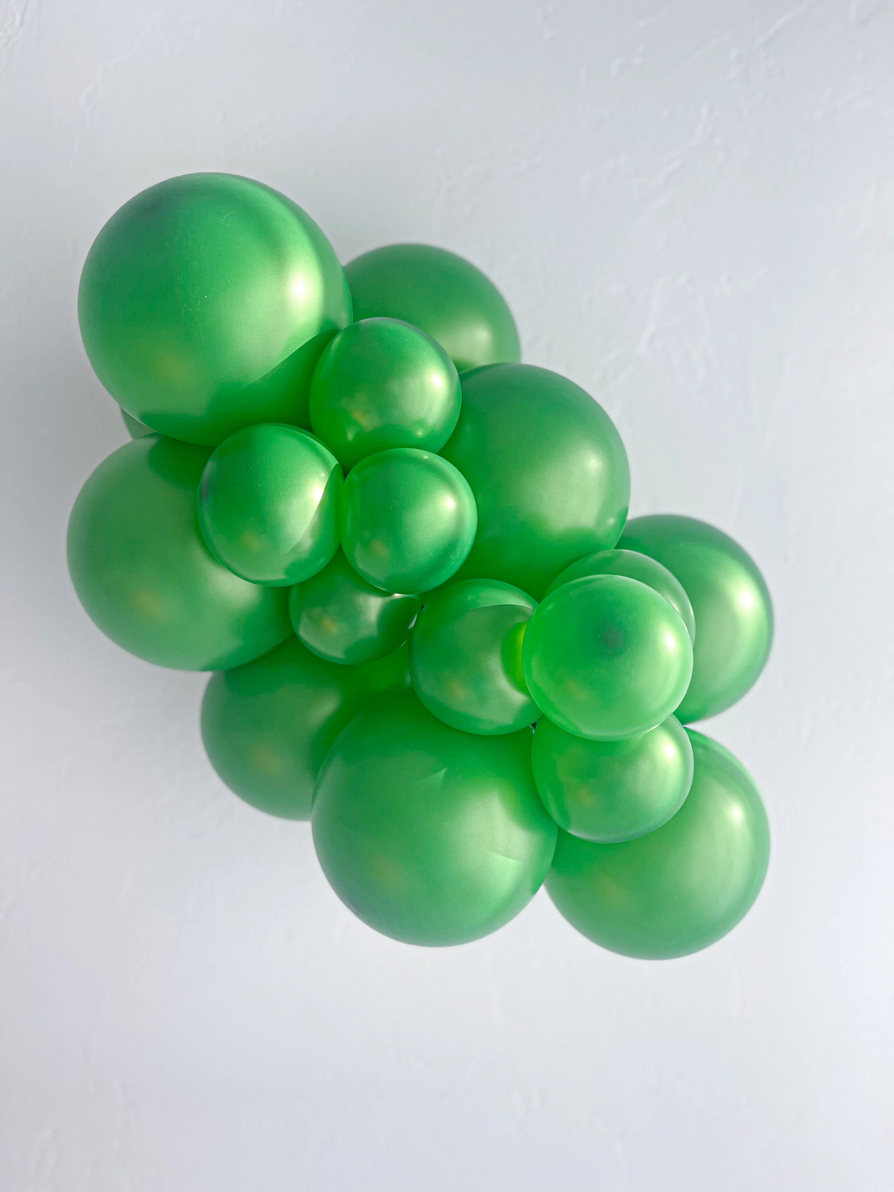 11" Pearl Metallic Green Tuftex Latex Balloons (100 Per Bag) - Image 3